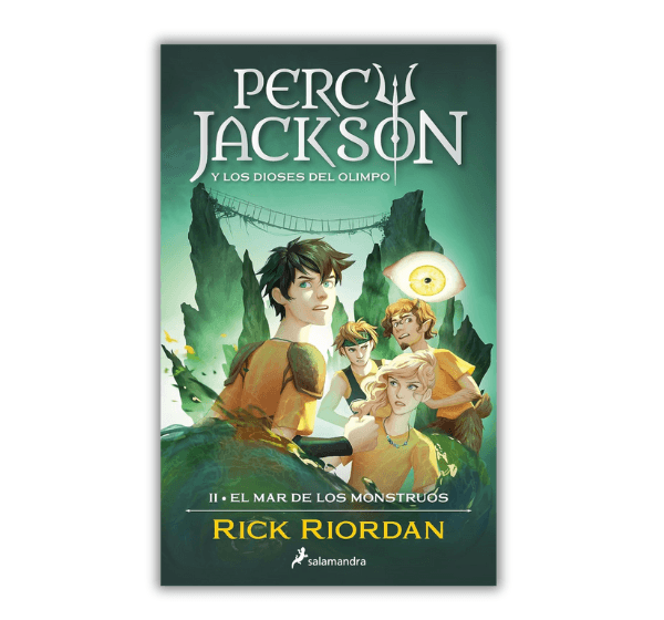 Portada del libro "El Mar de los Monstruos" de Rick Riordan, segunda entrega de la saga "Percy Jackson y los dioses del Olimpo". La ilustración muestra a Percy Jackson y sus amigos en una escena de acción con un fondo verde, una criatura con un solo ojo y un puente roto al fondo.