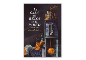 Portada del libro La Casa del Reloj en la Pared de John Bellairs, con una ilustración de una casa gótica con un gran reloj en la parte inferior, ventanas iluminadas y un ambiente misterioso.