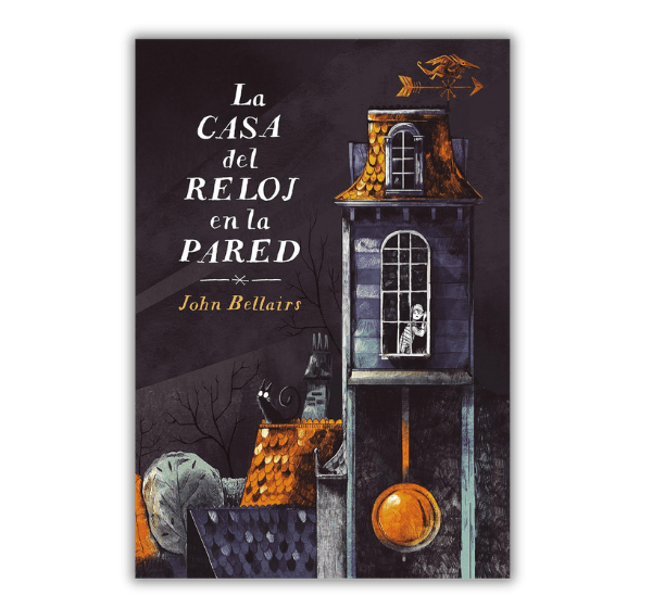 Portada del libro La Casa del Reloj en la Pared de John Bellairs, con una ilustración de una casa gótica con un gran reloj en la parte inferior, ventanas iluminadas y un ambiente misterioso.