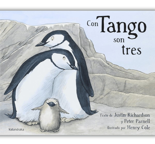 Portada del libro infantil Con Tango son tres, con dos pingüinos adultos abrazando a su cría