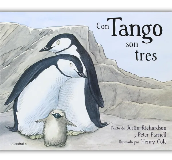 Portada del libro infantil Con Tango son tres, con dos pingüinos adultos abrazando a su cría