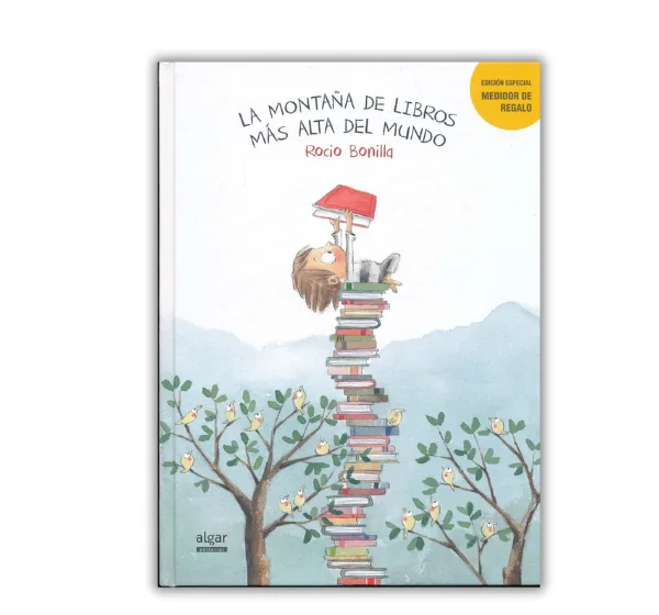 Portada del libro infantil "La montaña de libros más alta del mundo" de Rocío Bonilla, donde un niño está en la cima de una enorme pila de libros mientras sostiene uno abierto en sus manos.