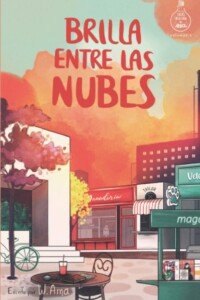 Ver en Amazon Portada del libro Brilla entre las nubes con escena urbana y árboles florecidos al atardecer