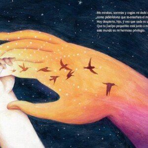 Ilustración del libro Hijo de Ariel Andrés Almada, mostrando la conexión entre un padre y su hijo a través de las manos y un cielo estrellado lleno de aves