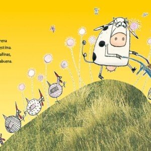 La vaca Macarena sonriente con un huevo en una carretilla, rodeada de gallinas felices y flores