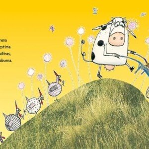 La vaca Macarena sonriente con un huevo en una carretilla, rodeada de gallinas felices y flores